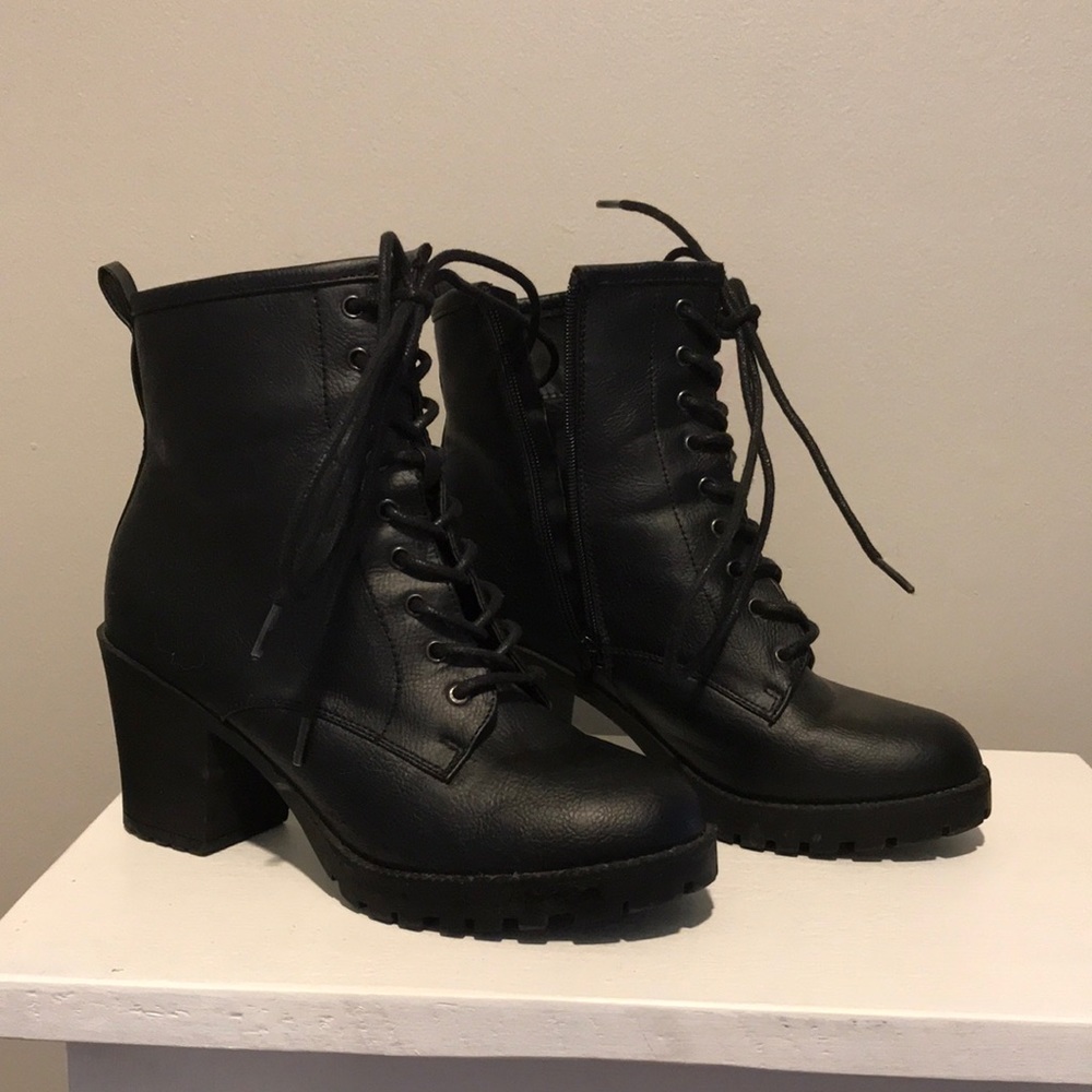 Like new comfy heeled combat boots